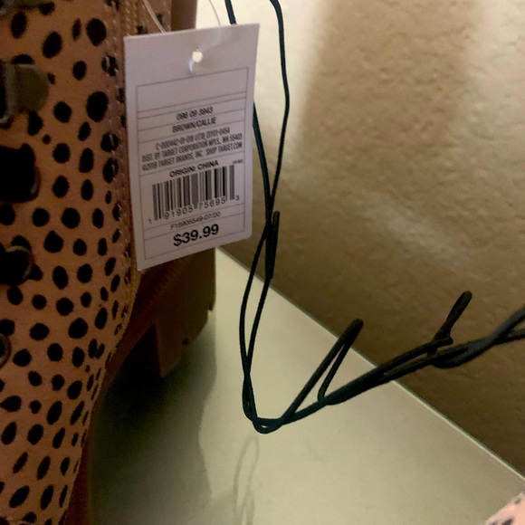 Super Cute Chunky Heel Lace up Boots w\ zipper!!😍 - Picture 2 of 4